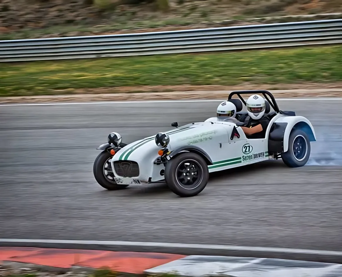 Caterham 7'Driver en drift sur la piste du Pôle Mécanique