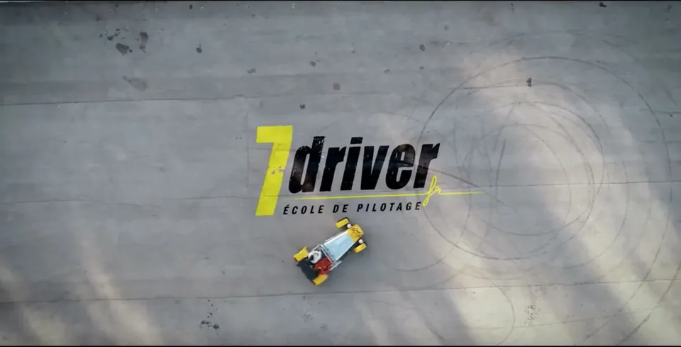 Le logo 7'Driver sur la piste