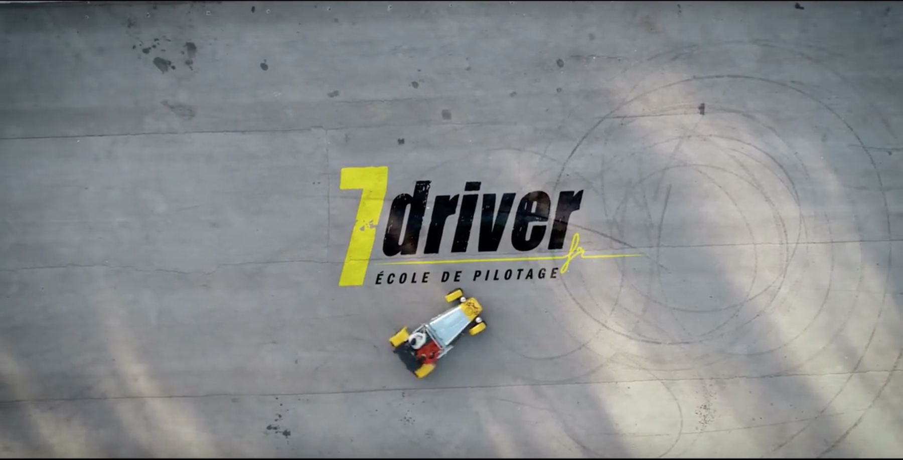 Le logo 7'Driver sur la piste