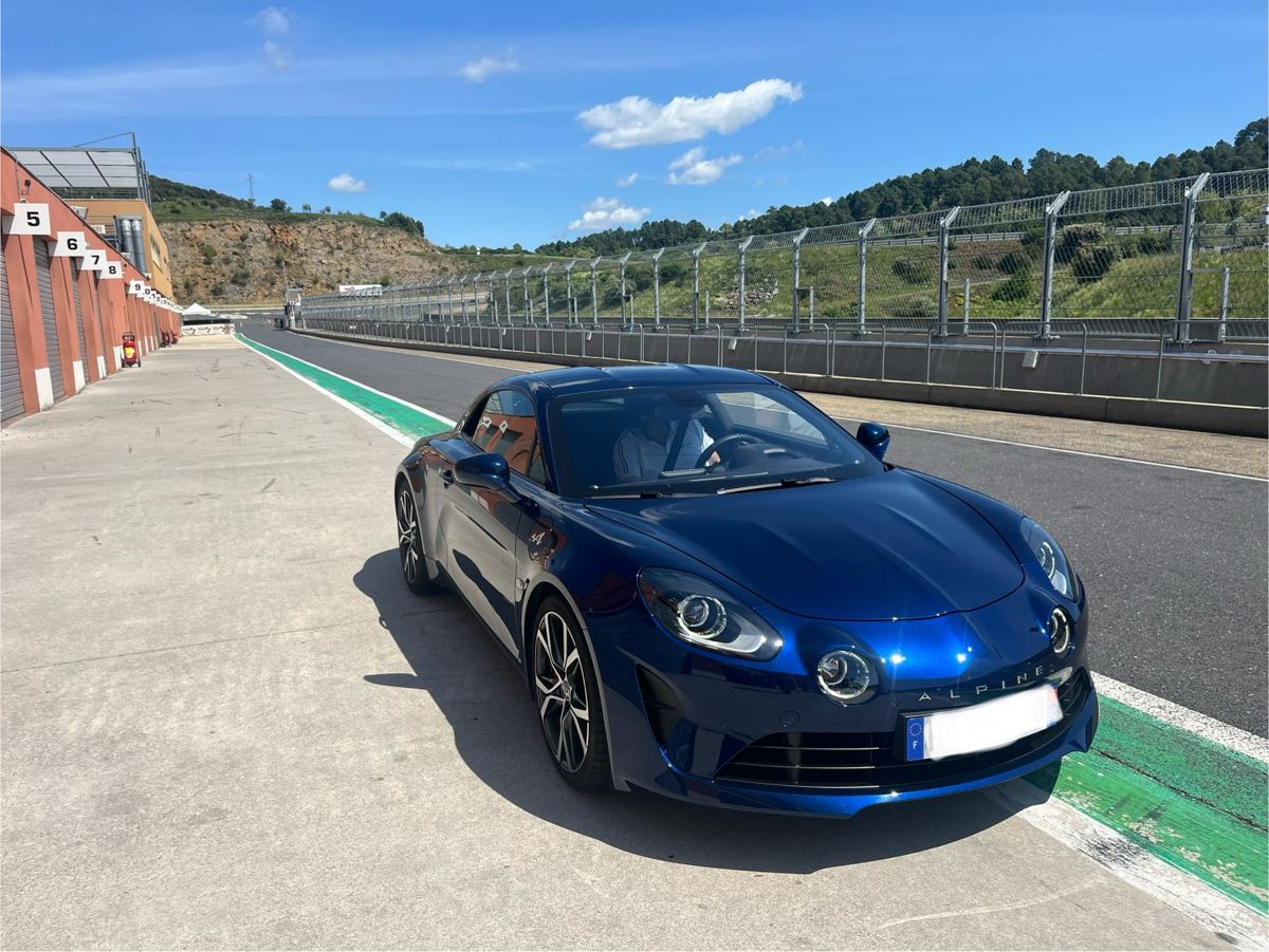 Alpine A110 sur la piste du Pôle Mécanique