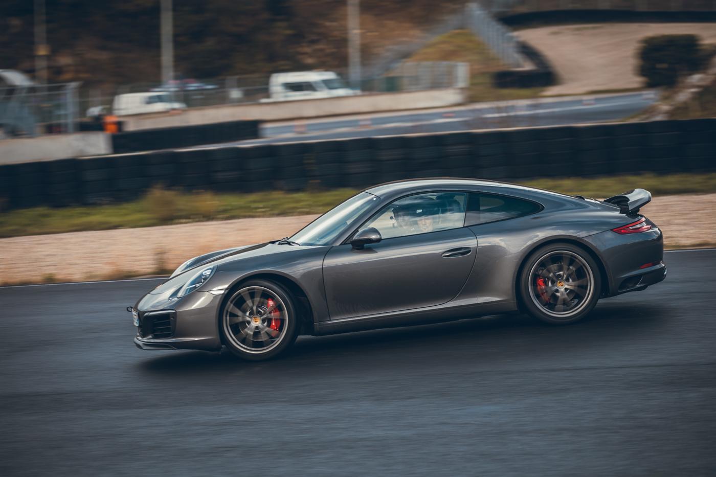 Robin en drift au volant d'une Porsche 911