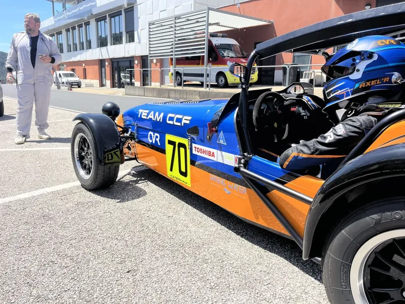 Caterham n°70 dans la pit-lane