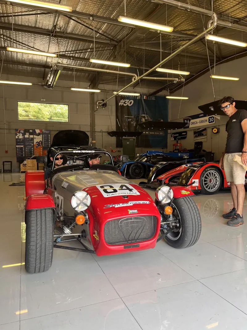Caterham n°84 au box
