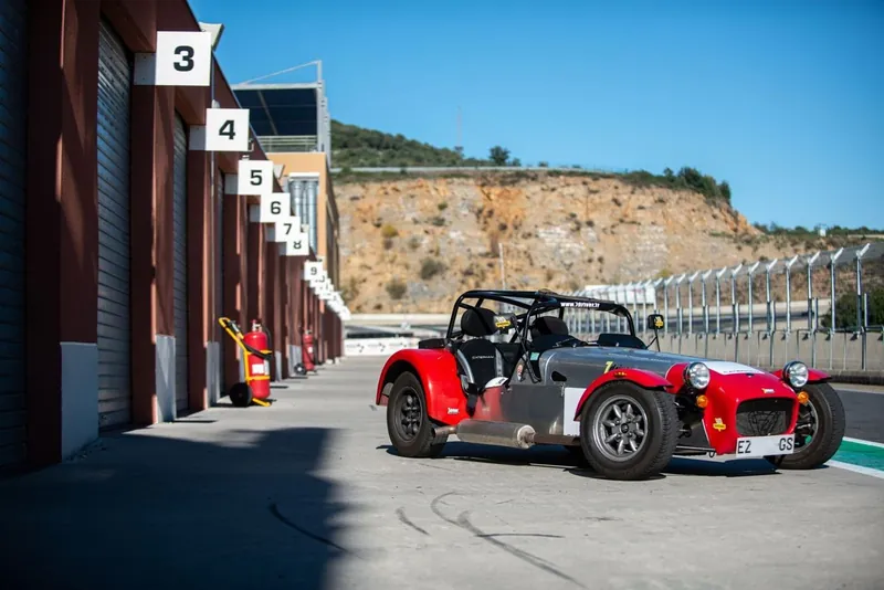Caterham 7'Driver dans la pit-lane