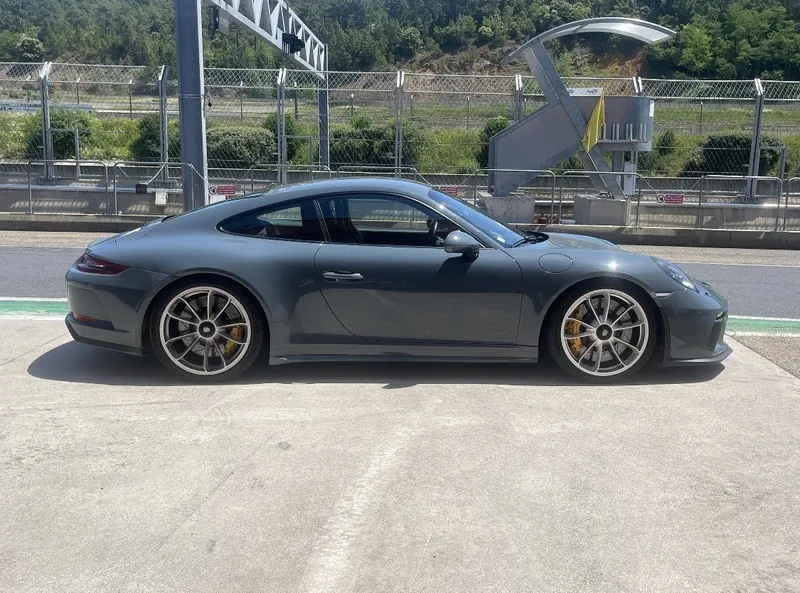 Porsche 911 GT3 grise en pit-lane