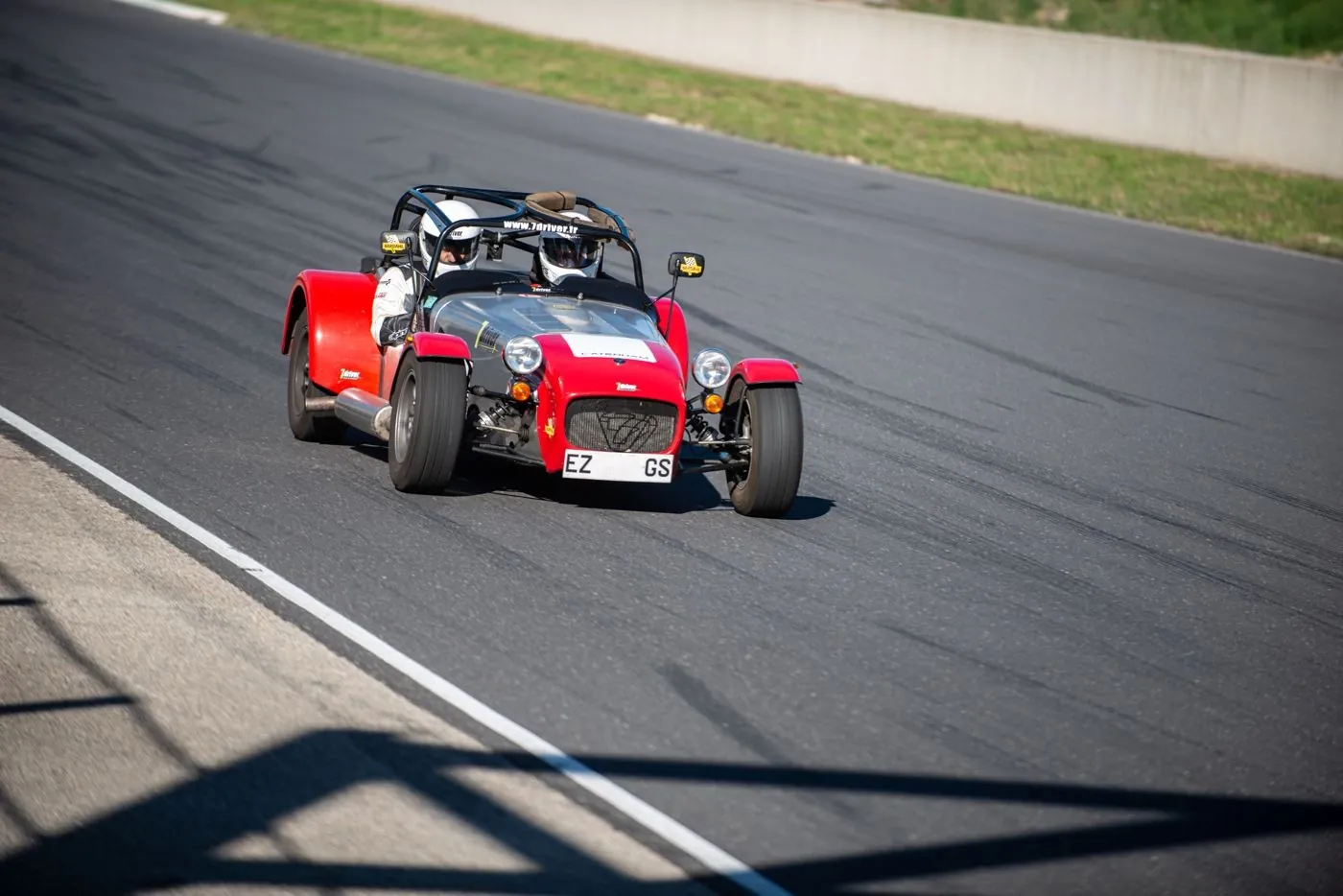 Caterham rouge de l'école en piste