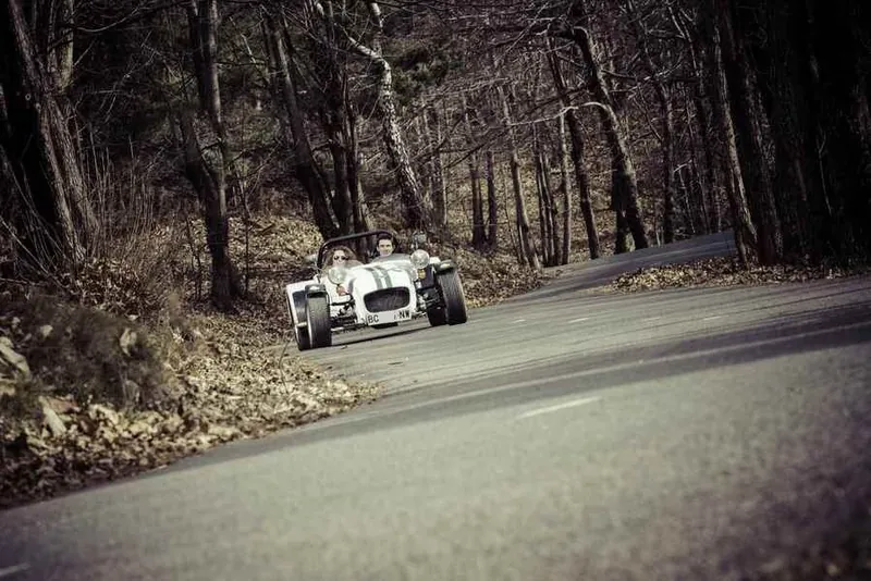 Caterham en sous-bois
