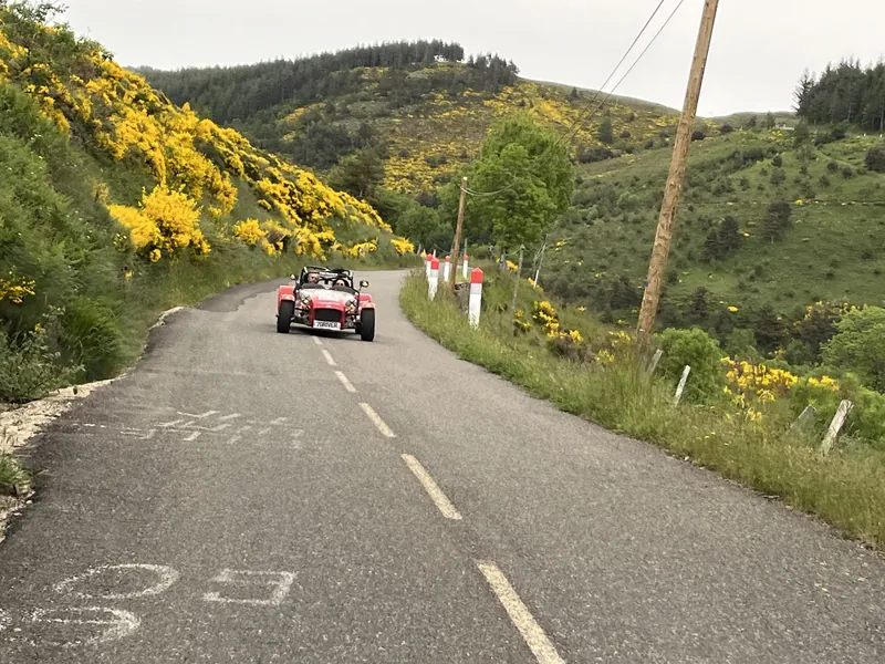 Rallye touristique 100 km : Caterham entre les genêts des Cévennes