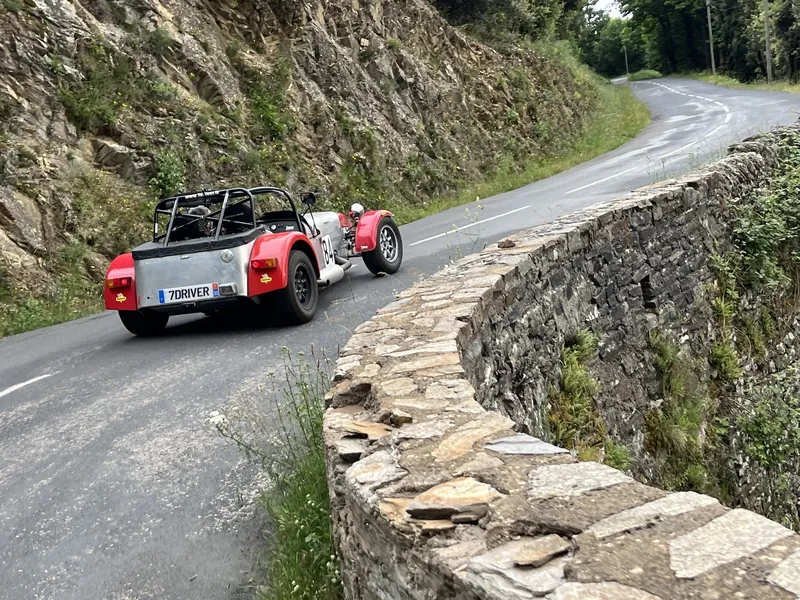 Rallye touristique 100 km : virage en épingle le long d'un muret de pierre