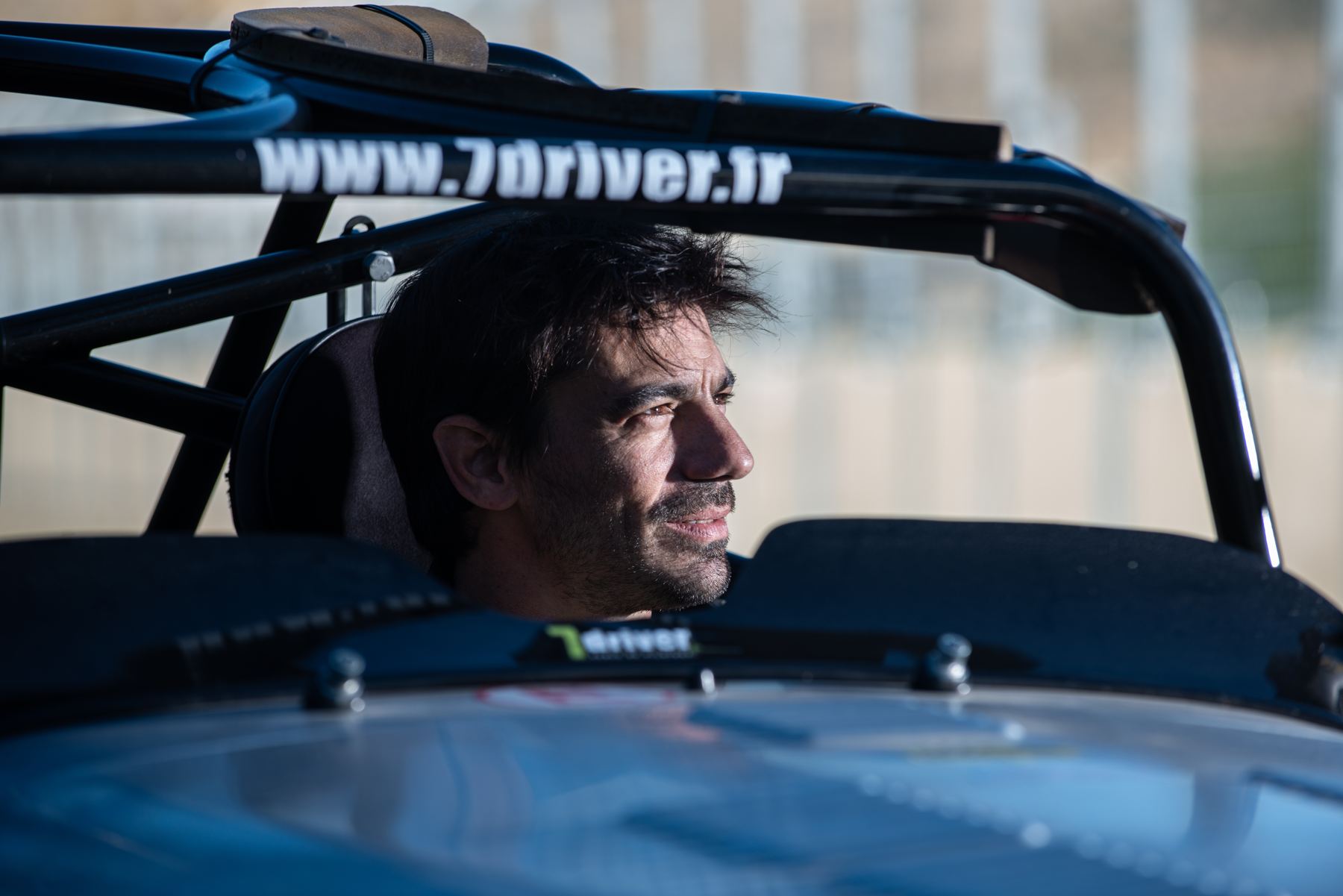 Robin au volant d'une Caterham