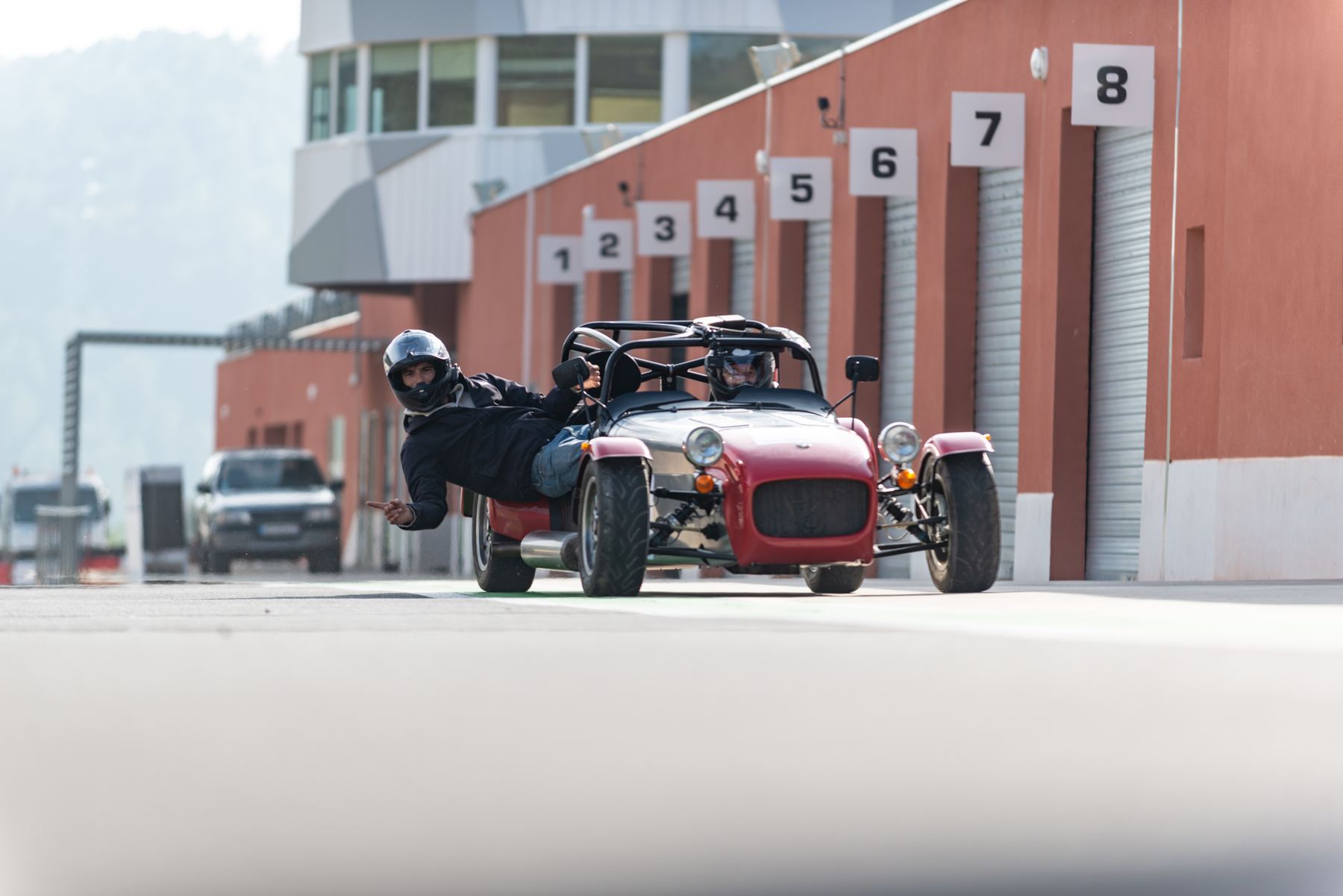 Caterham devant les stands